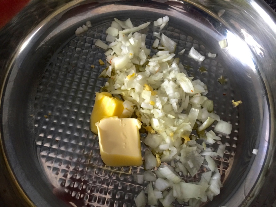 Zwiebeln in Butter anrösten