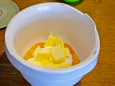 Butter, Zucker und Eigelbe cremig rühren