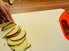 Äpfel waschen, entkernen und dünne Scheiben schneiden