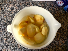 Äpfel schälen, entkernen, vierteln und in Zitronenwasser legen
