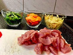 Gemüse und Fleisch vorbereiten