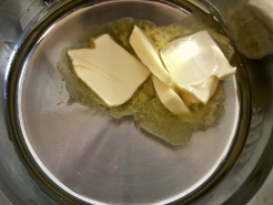 Wasser und Butter zum Kochen bringen