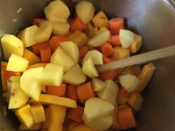 Zwiebeln und Gemüse kurz in Butter anbraten und mit Brühe auffüllen