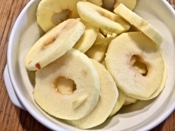 Äpfel schälen, entkernen & in Scheiben schneiden