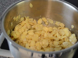 Mandelkruste zubereiten und auf dem Kuchen verteilen