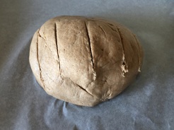 Einen Brotlaib formen, Oberfläche einschneiden