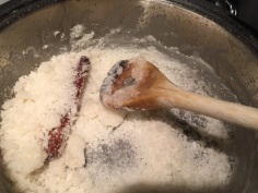 Zucker mit der Zimtstange karamellisieren