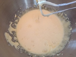 Eigelb und Zucker cremig rühren, Butter zufügen