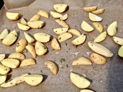 Karoffeln auf einem Backblech verteilen