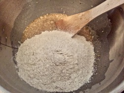Mehlsorten mit Hefe mischen und zur Hafermischung geben