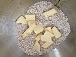 Für Streusel die trockenen Zutaten mischen und Butter klein schneiden
