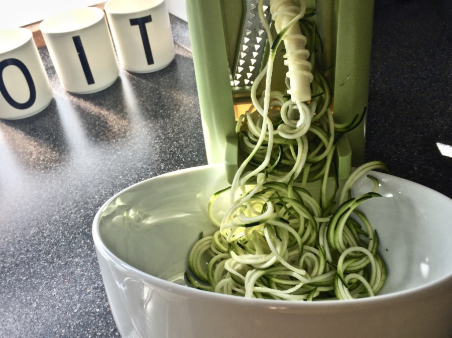 Zucchini waschen und mit dem Spiralschneider zu Spaghetti schneiden