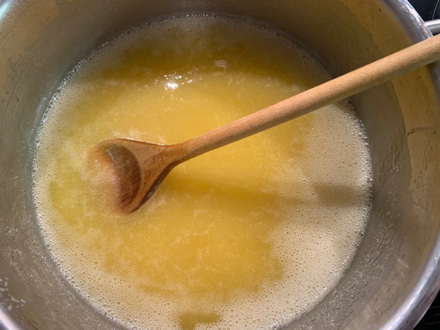 Butter, Zucker, Honig und Sahne zum Köcheln bringen