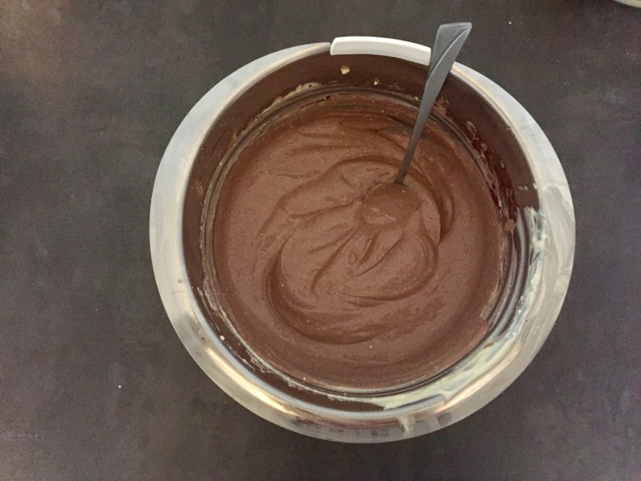 Kakao in eine Hälfte der Creme einrühren